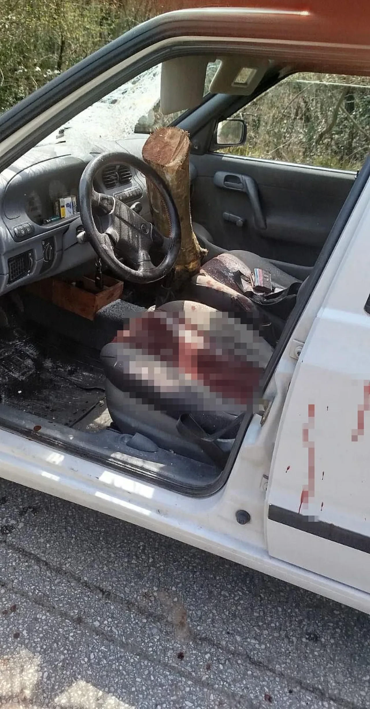 İzmit’te dehşet veren kaza: Kamyondan fırlayan kütük otomobile ok gibi saplandı