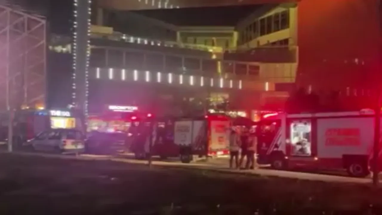 Kağıthane'de AVM yangını! Çok sayıda itfaiye sevk edildi