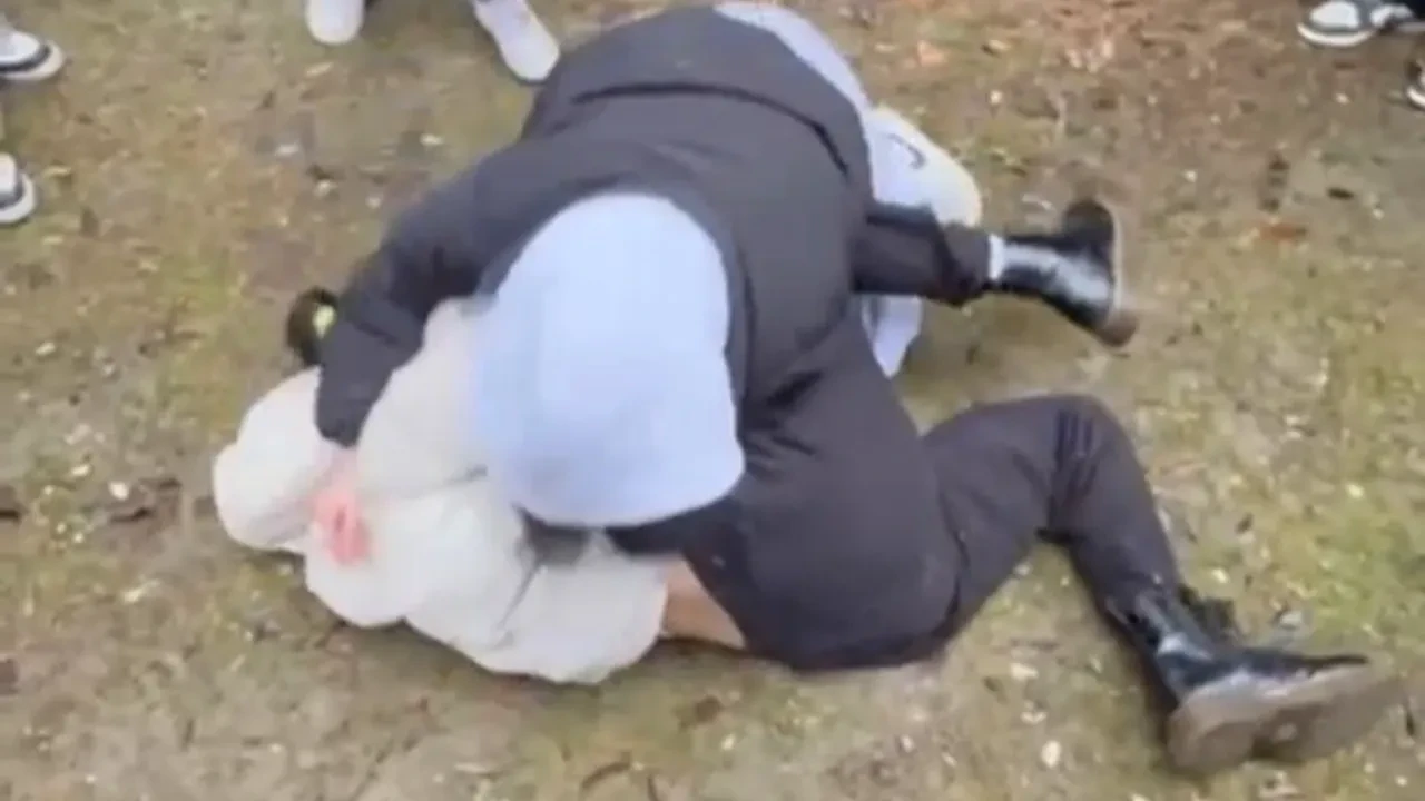 Lise öğrencisi kızı yere yatırıp tekmelediler: Şiddet dakikalarca devam etti