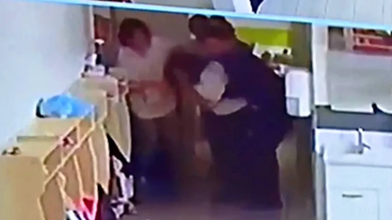 Meslektaşını Heimlich manevrasıyla hayata döndürdü! Öğretmenin müdahalesi kamerada