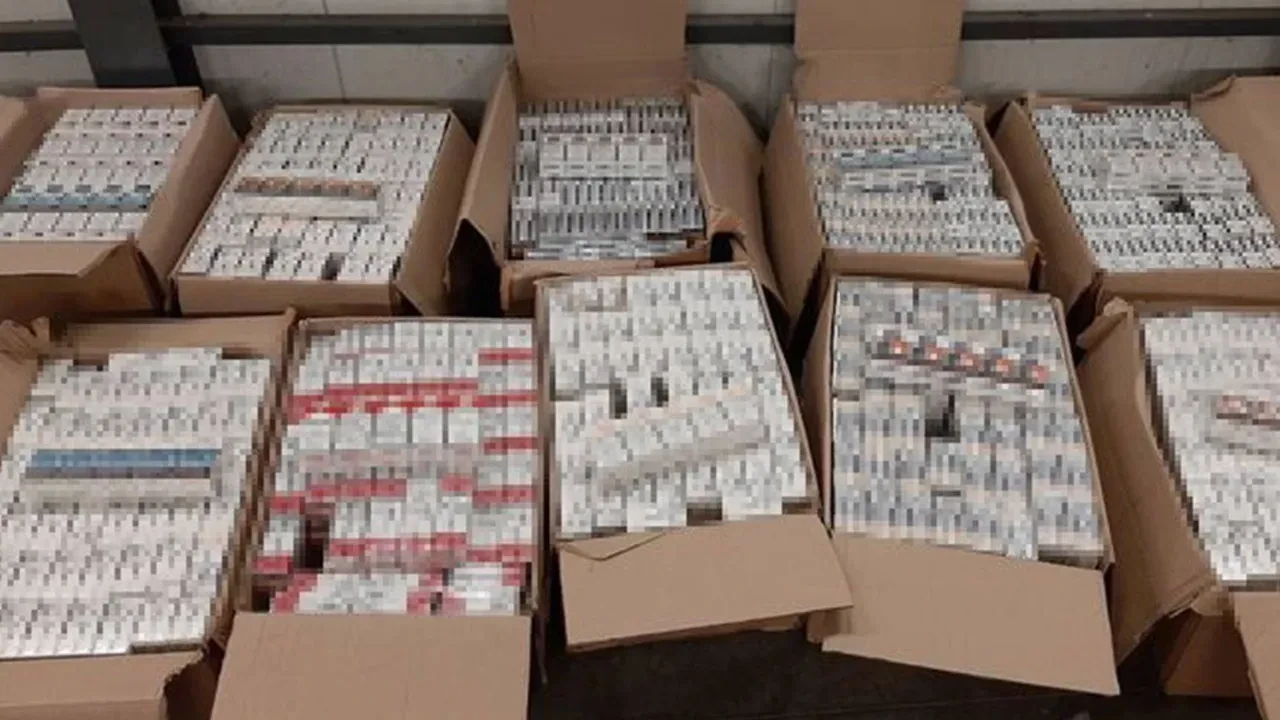 Otobüsün tavan klimasına gizlediler! 45 bin 200 paket sigara gümrüğe takıldı