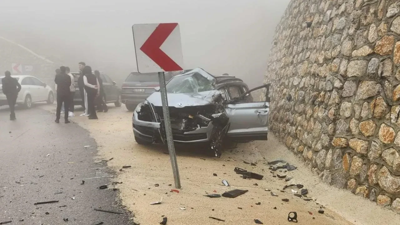 Otomobil tırın dorsesine çarptı! Feci kazada ölü ve yaralılar var