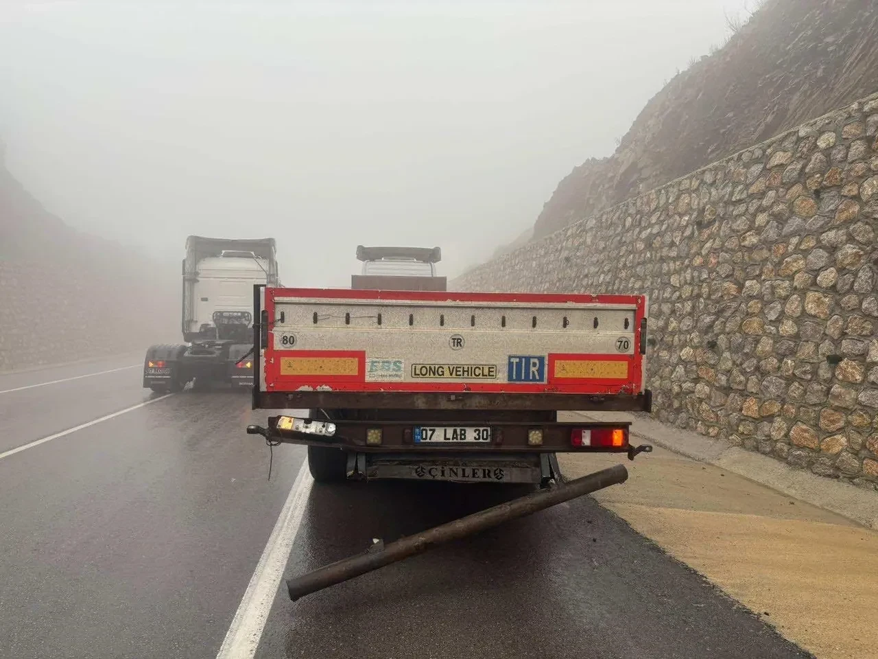 Otomobil tırın dorsesine çarptı! Feci kazada ölü ve yaralılar var