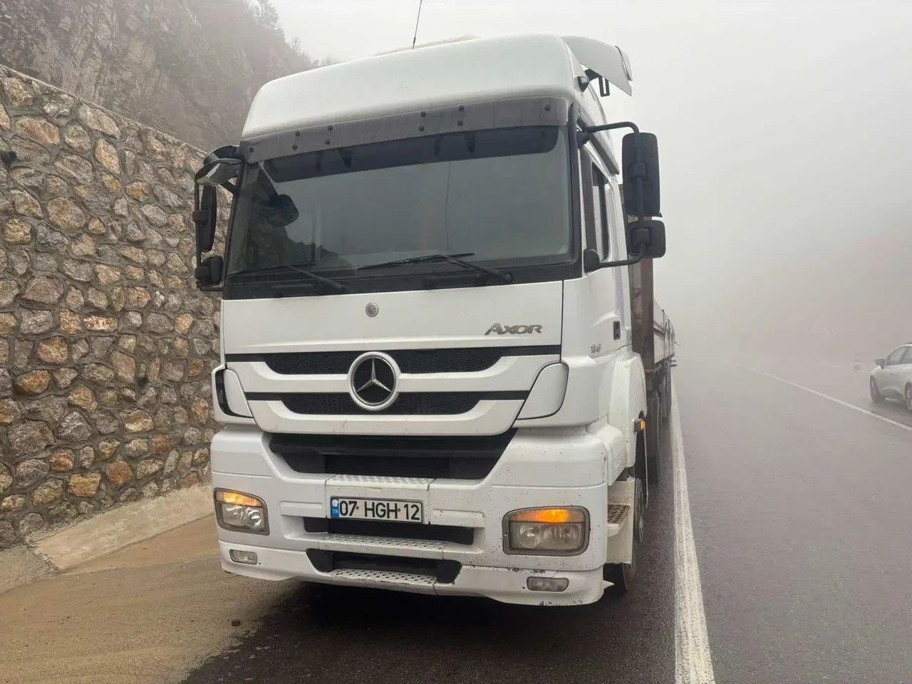 Otomobil tırın dorsesine çarptı! Feci kazada ölü ve yaralılar var