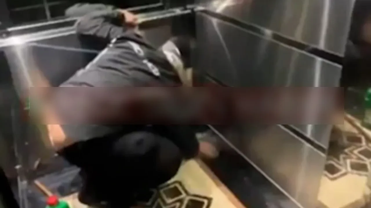 Pizzanın promosyonunu yiyip asansöre idrarını yaptı! Yakalanan kuryeye asansör böyle temizletildi 