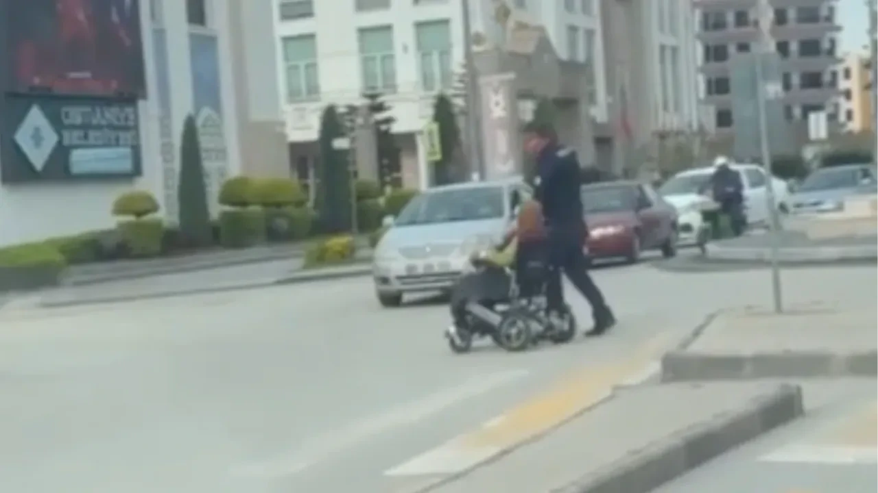 Polisten yürek ısıtan hareket! Bir an bile düşünmedi, yaşlı kadının yardımına koştu