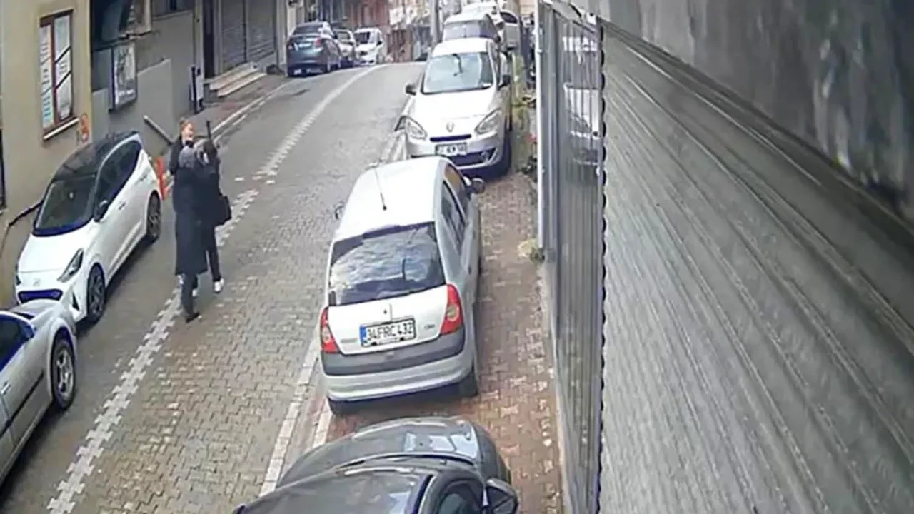  Sosyal medyadan tartıştıkları kadını bayıltana kadar dövdüler! Sokak ortasında dehşet kamerada 