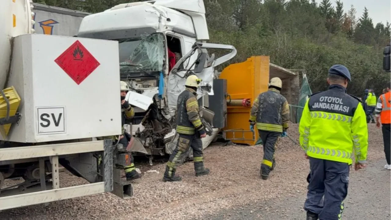 TEM'de feci kaza! 4 araç birbirine girdi: Ölü ve yaralılar var