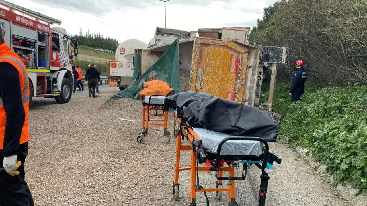 TEM'de feci kaza! 4 araç birbirine girdi: Ölü ve yaralılar var