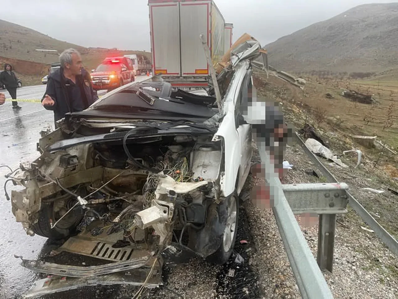 Tır ile otomobil kafa kafaya çarpıştı! Feci kazada 3 kişi öldü