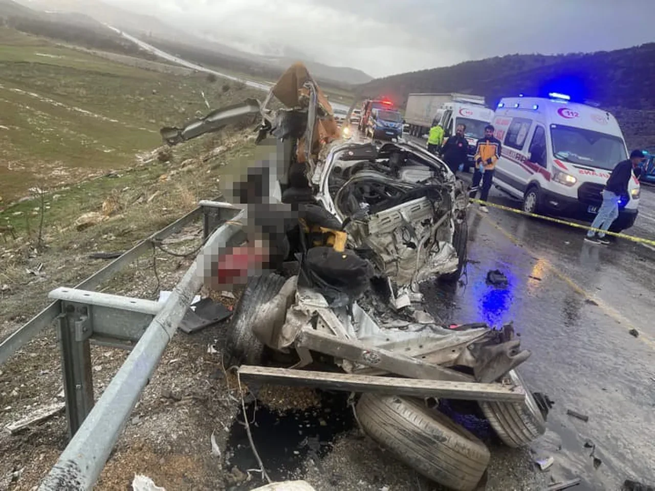 Tır ile otomobil kafa kafaya çarpıştı! Feci kazada 3 kişi öldü