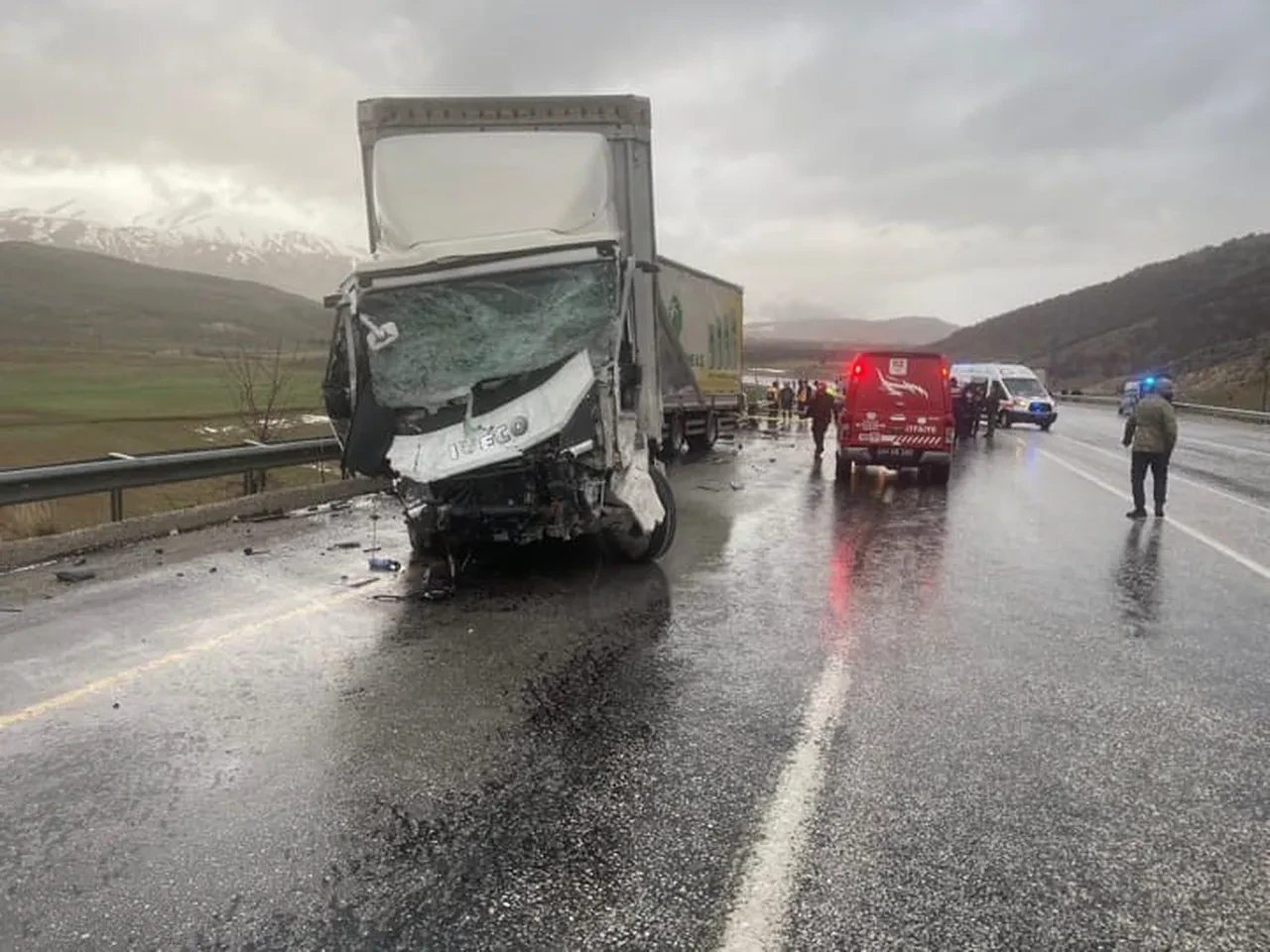 Tır ile otomobil kafa kafaya çarpıştı! Feci kazada 3 kişi öldü