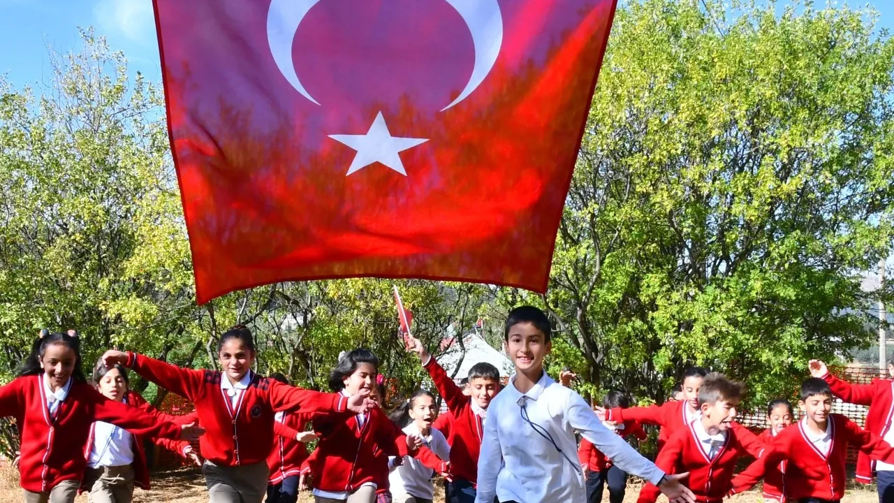 23 Nisan iptal mi oldu, resmi tatil mi? 22 Nisan bankalar, okullar, üniversiteler, eczaneler, kargo firmaları yarım gün mü açık?