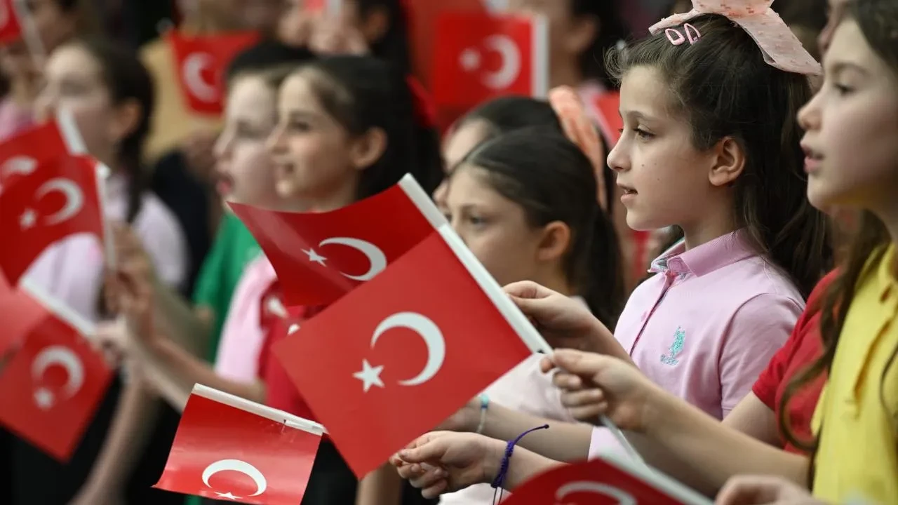 23 Nisan iptal mi oldu, resmi tatil mi? 22 Nisan bankalar, okullar, üniversiteler, eczaneler, kargo firmaları yarım gün mü açık?