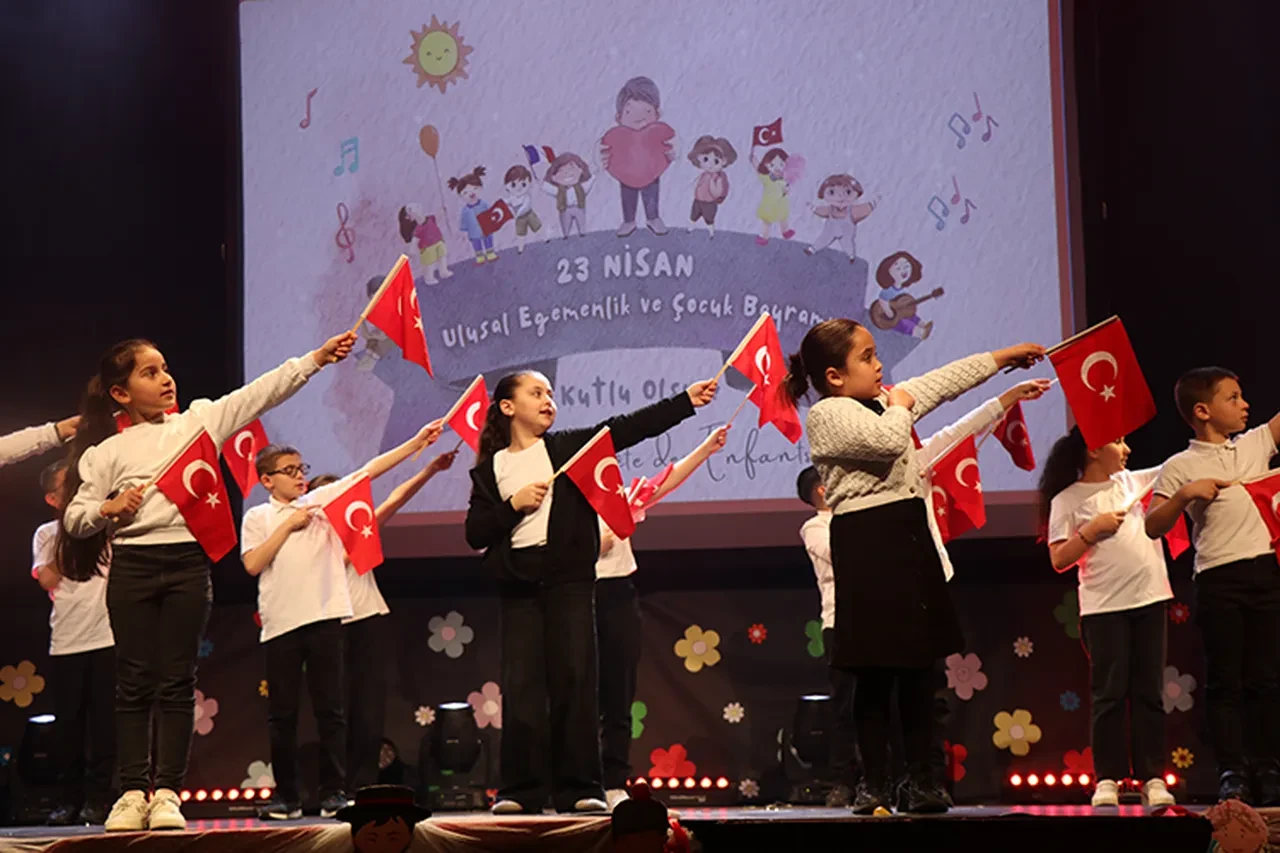 23 Nisan iptal mi oldu, resmi tatil mi? 22 Nisan bankalar, okullar, üniversiteler, eczaneler, kargo firmaları yarım gün mü açık?