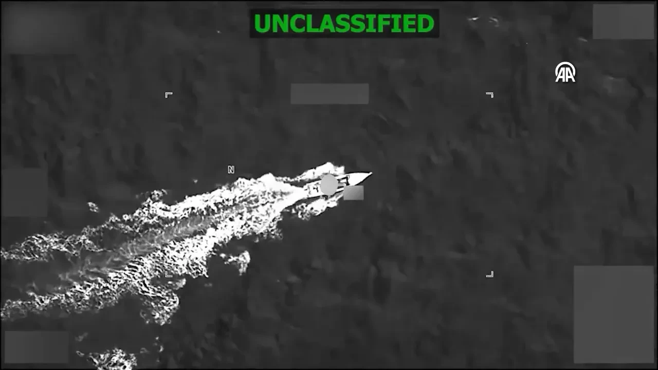 ABD, uyuşturucu yüklü teknenin vurulduğu anları paylaştı! 