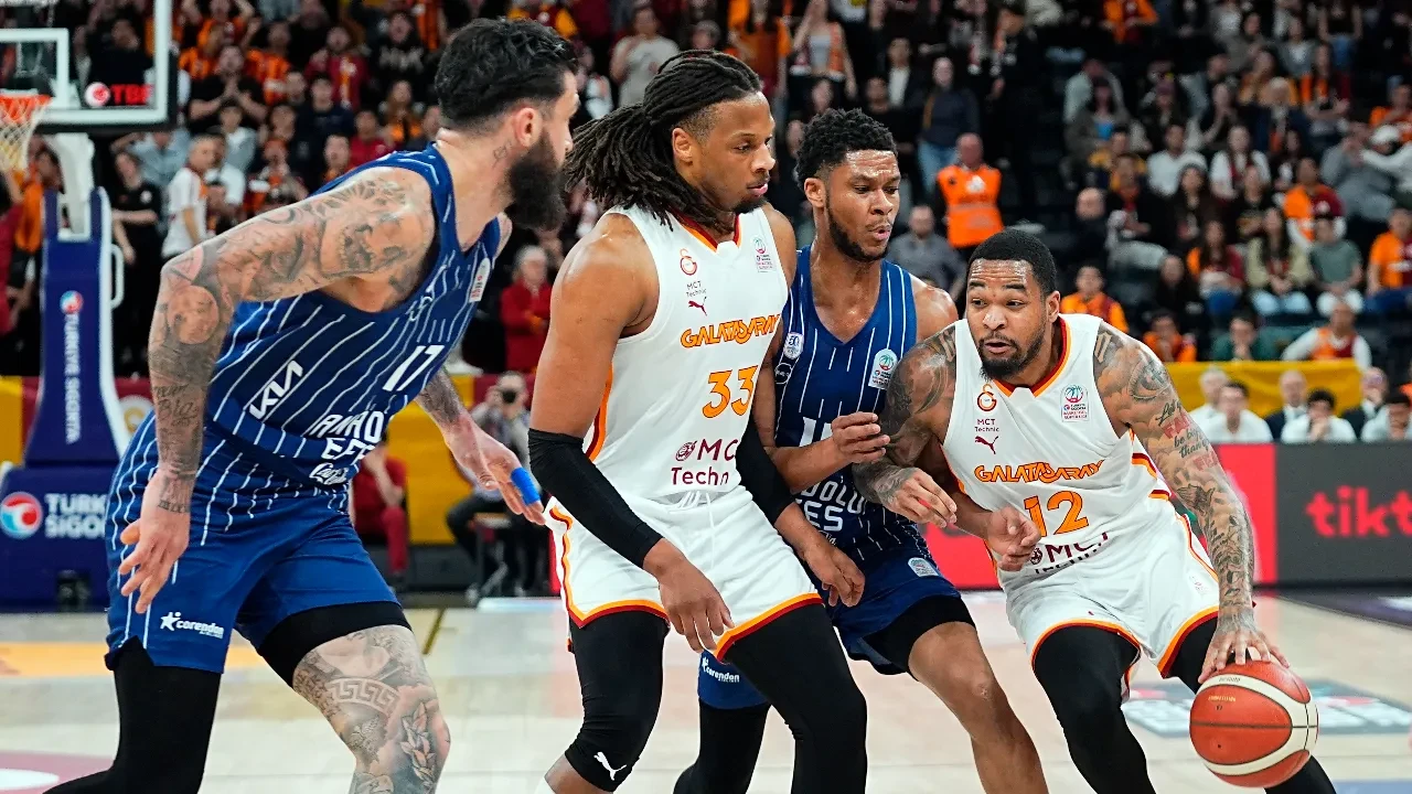 Anadolu Efes, Galatasaray'ı 87-80 mağlup etti! Lacivert-beyazlılardan 17. galibiyet