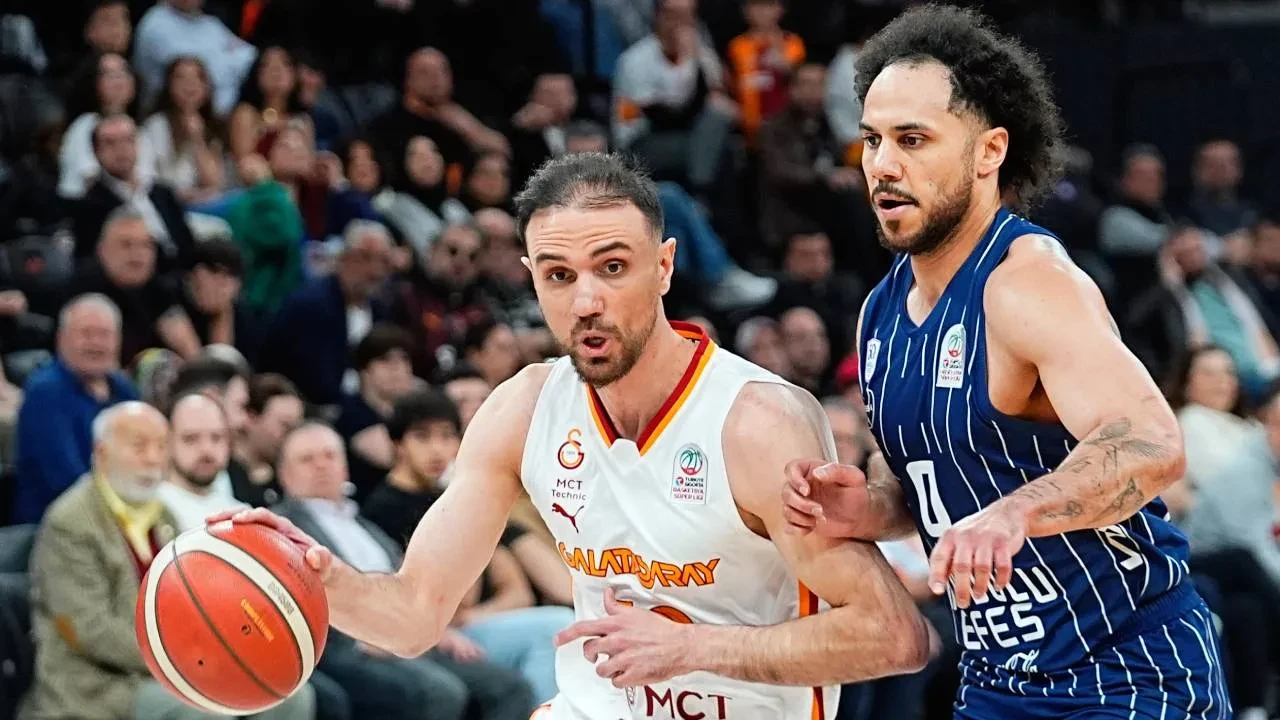 Anadolu Efes, Galatasaray'ı 87-80 mağlup etti! Lacivert-beyazlılardan 17. galibiyet