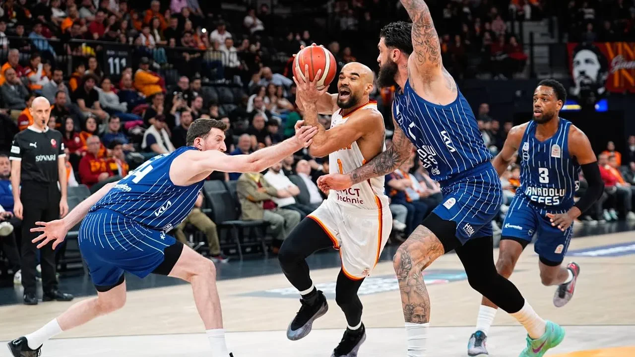 Anadolu Efes, Galatasaray'ı 87-80 mağlup etti! Lacivert-beyazlılardan 17. galibiyet