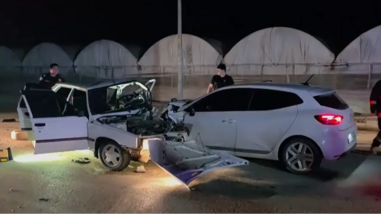 Antalya’da iki otomobil kafa kafaya çarpıştı: Bir kişi hayatını kaybetti