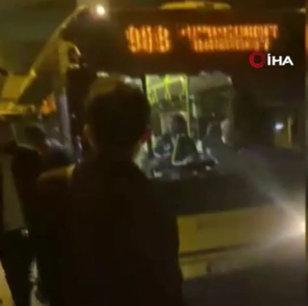 Bakırköy'de ticari araç yol ortasında kilitlendi! Vatandaş araç sahibine çıkıştı: 3 senelik ehliyetliyim kafayı yiyeceğim