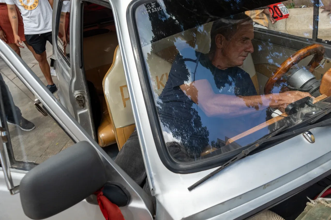 kömürle çalışan araba