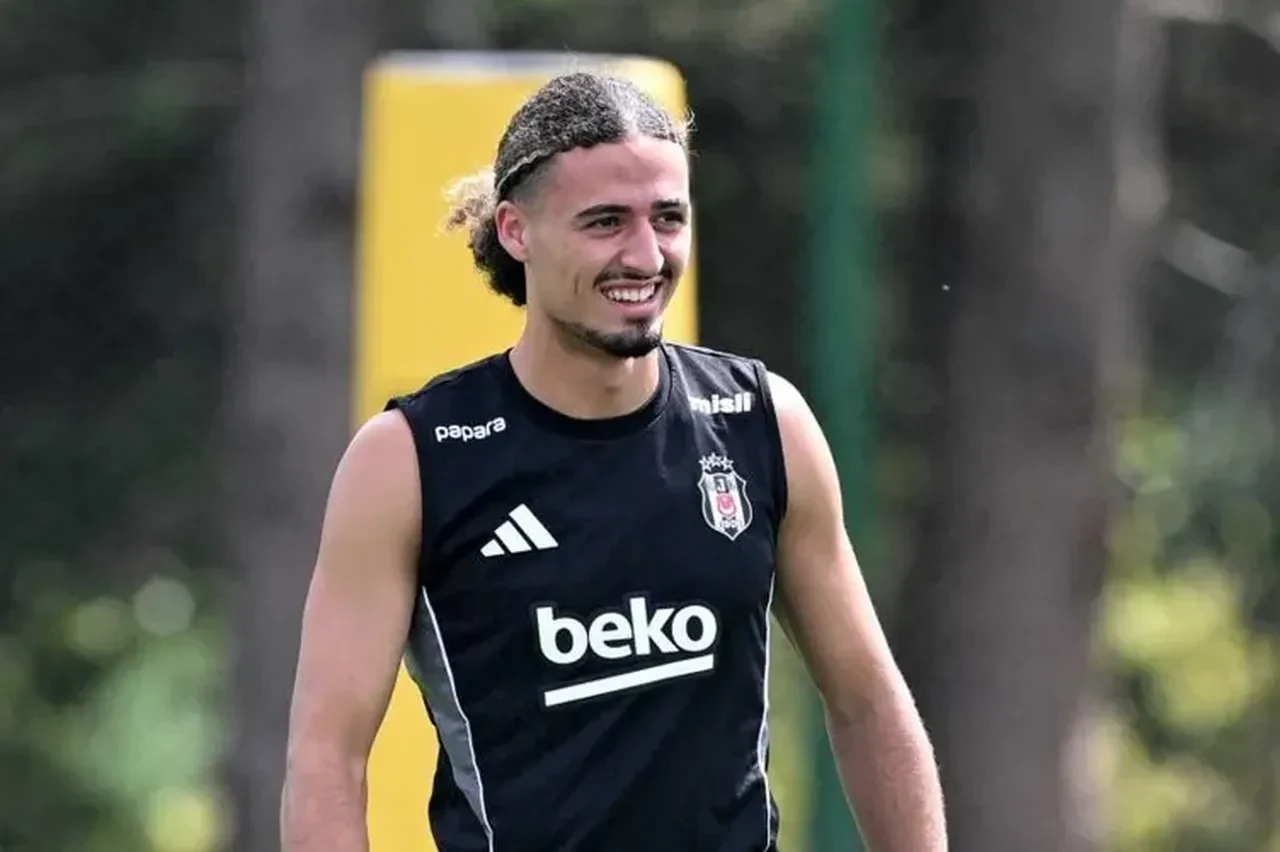 Beşiktaş'ta ilk bilet kesildi: Genç yıldızla yollar ayrılıyor! 