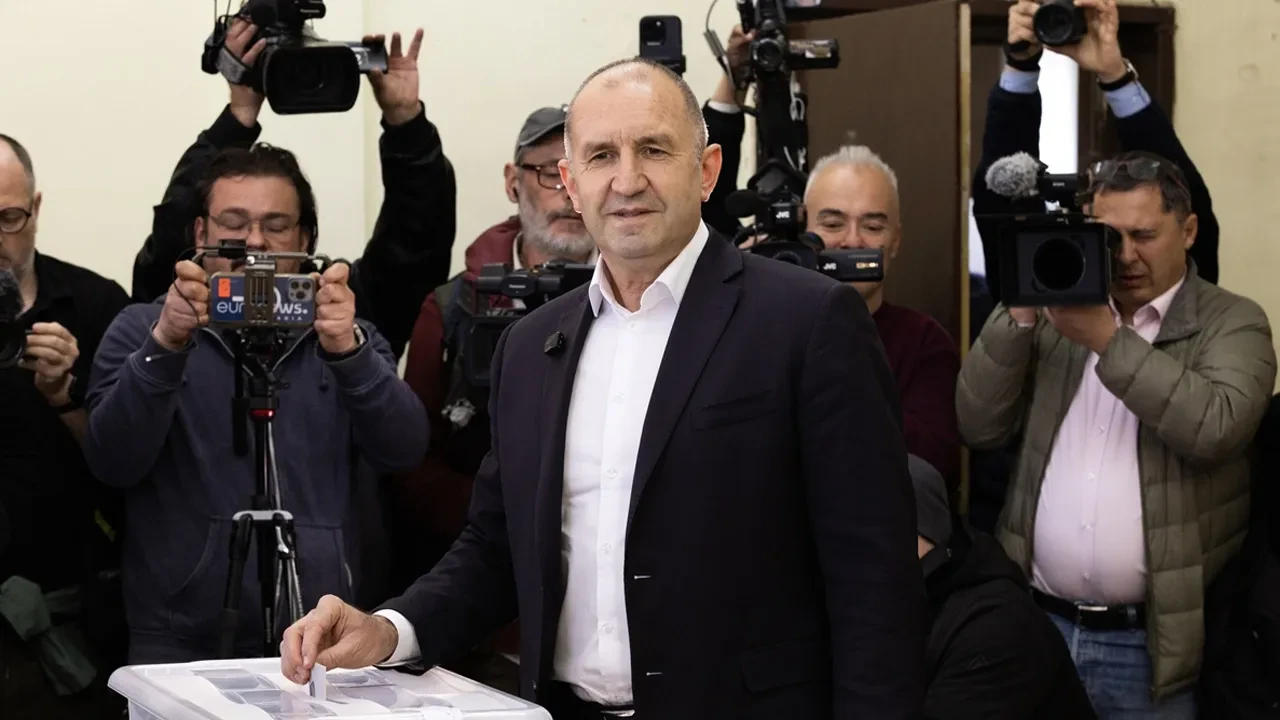 Bulgaristan seçimlerinde eski Cumhurbaşkanı Radev'in partisi fark attı