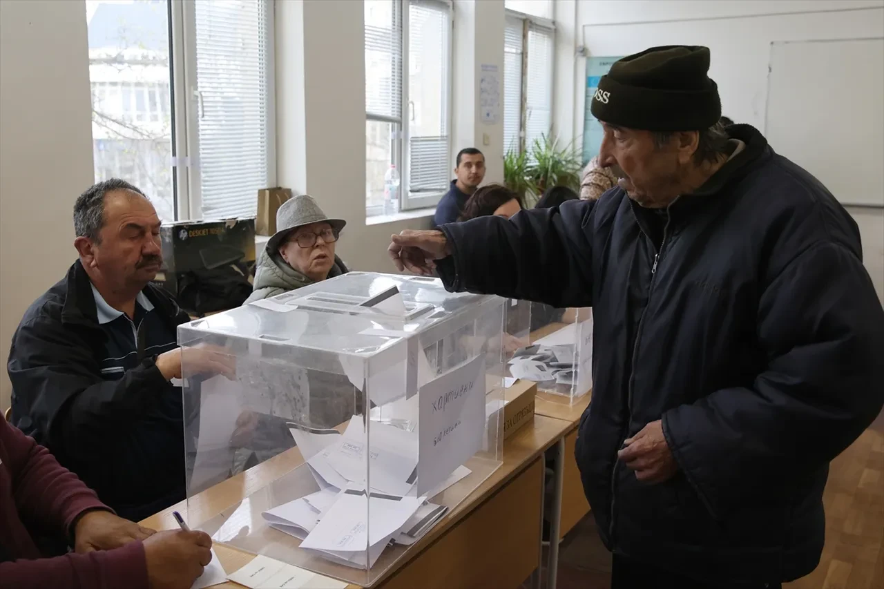 Bulgaristan seçimlerinde eski Cumhurbaşkanı Radev'in partisi fark attı