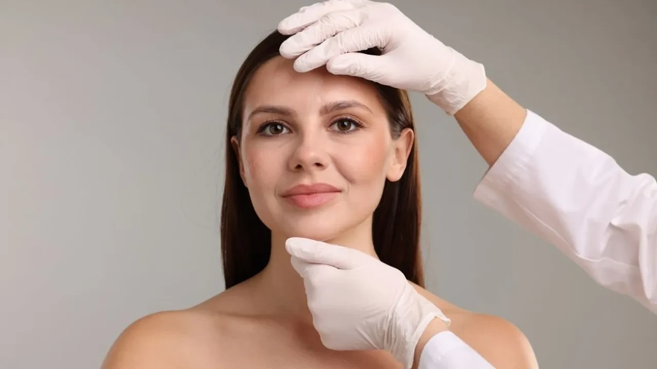 Ebru Gündeş'i 10 yaş gençleştiren Yüz gerdirme işlemi: Mini facelift! Daha genç görünmek isteyenlerin yeni adresi, peki kimler yüz gerdirme yaptırmalı? 