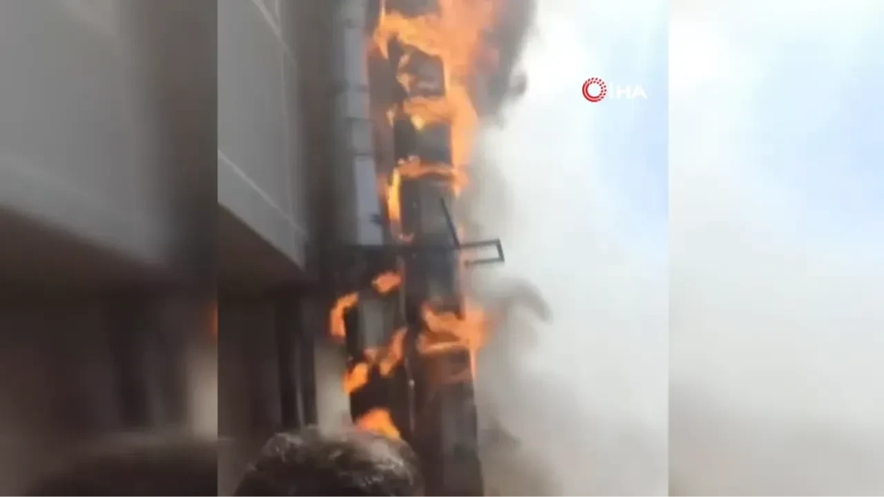 Esenyurt'ta bir tekstil fabrikasında korkutan yangın! O anlar kamerada