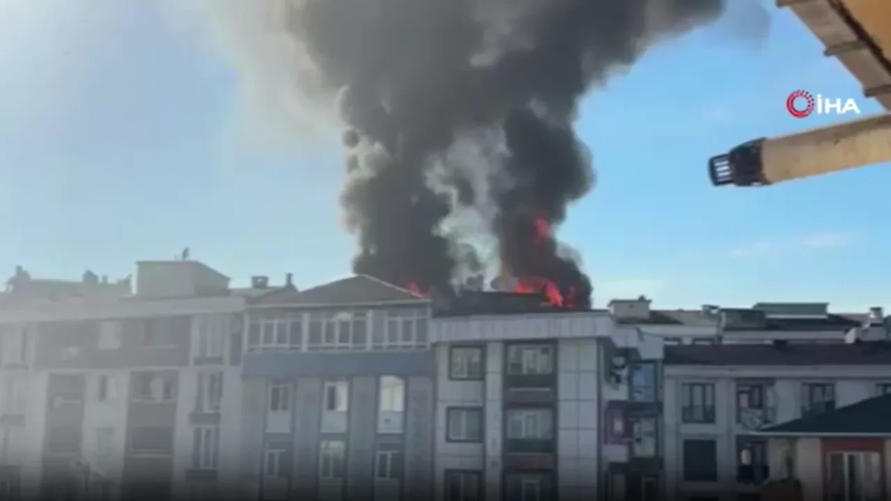 Esenyurt’ta korku dolu dakikalar: Çatıda çıkan yangın bitişik binalara sıçradı