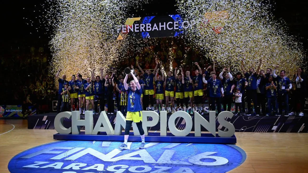 EuroLeague şampiyonu Fenerbahçe yurda döndü! Sarı-lacivertlilerden kupayla gövde gösterisi