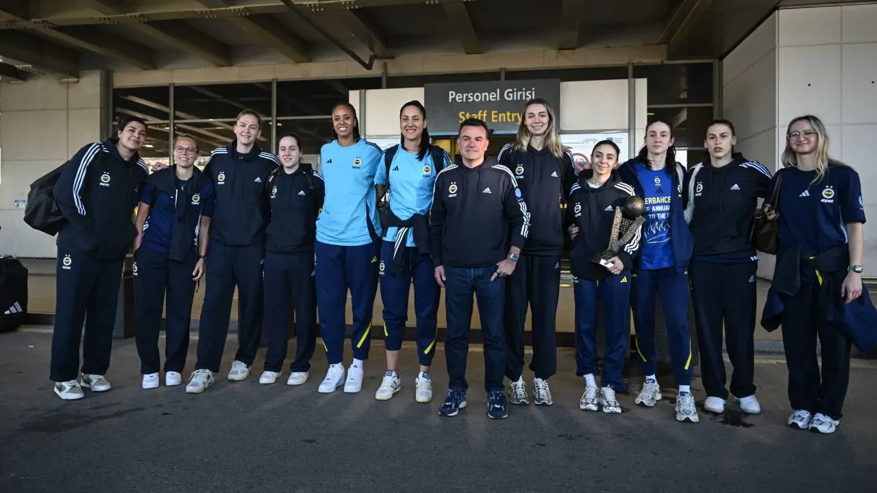 EuroLeague şampiyonu Fenerbahçe yurda döndü! Sarı-lacivertlilerden kupayla gövde gösterisi