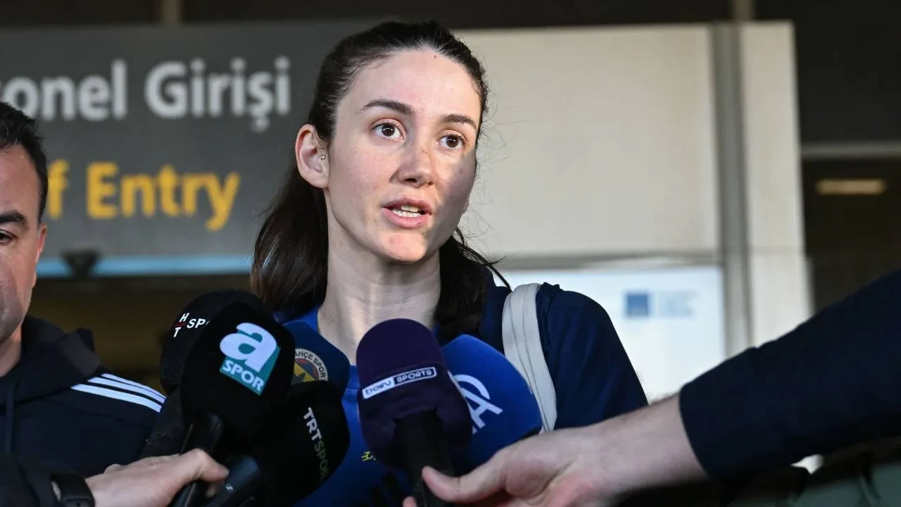 EuroLeague şampiyonu Fenerbahçe yurda döndü! Sarı-lacivertlilerden kupayla gövde gösterisi