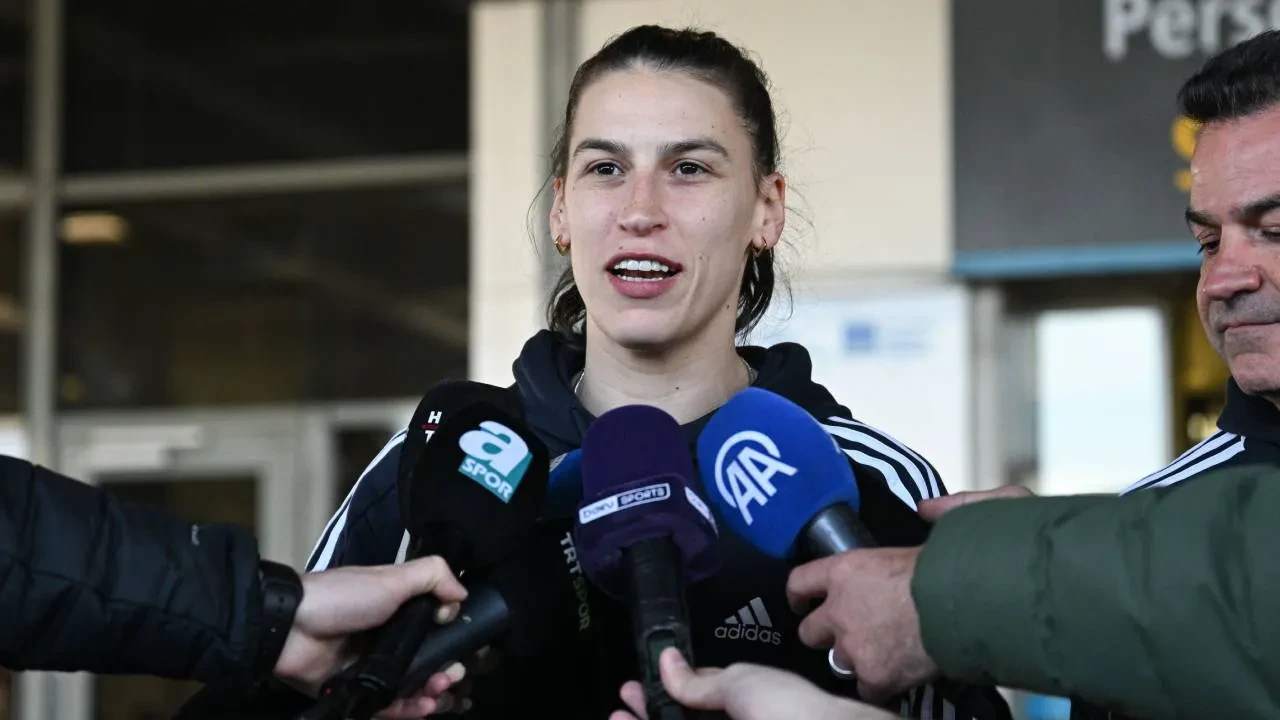 EuroLeague şampiyonu Fenerbahçe yurda döndü! Sarı-lacivertlilerden kupayla gövde gösterisi