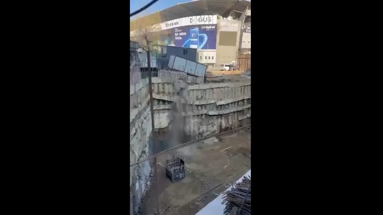 Fenerbahçe Stadyumu'nun yanındaki inşaat duvarı çöktü! Korku dolu anlar kamerada