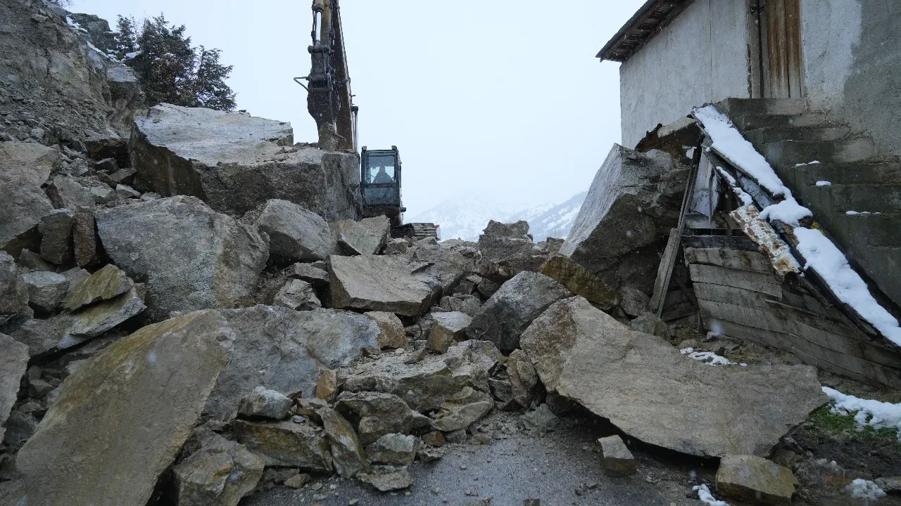 Gümüşhane’de korku dolu gece: Dağdan kopan dev kayalar ahıra düştü, 3 ev boşaltıldı