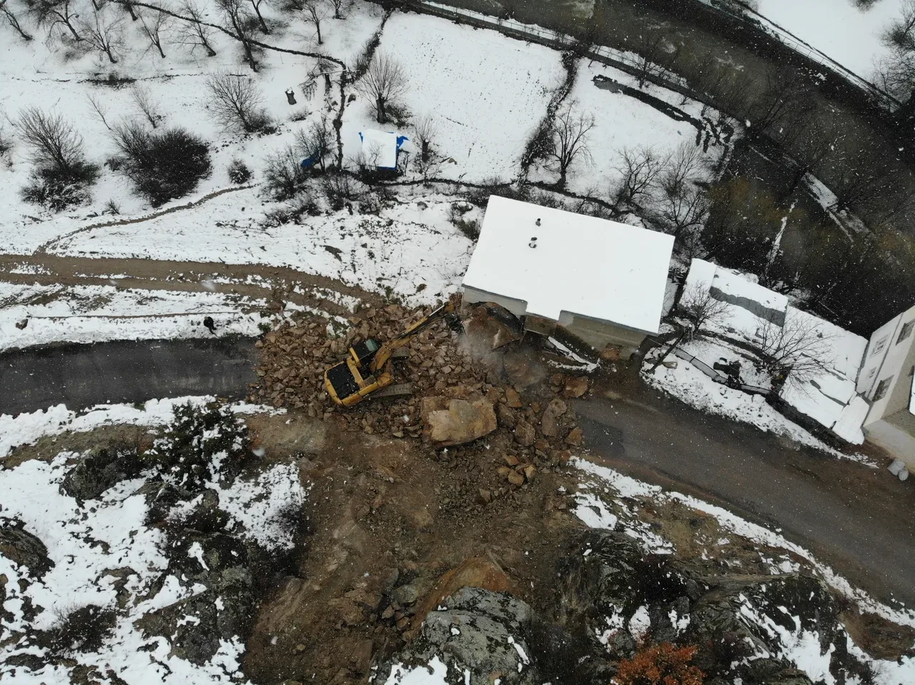 Gümüşhane’de korku dolu gece: Dağdan kopan dev kayalar ahıra düştü, 3 ev boşaltıldı