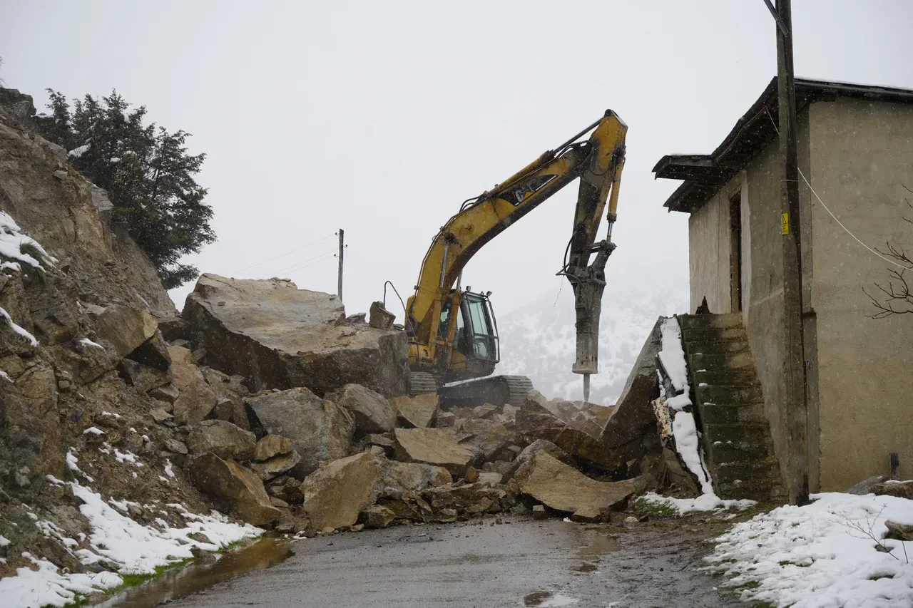 Gümüşhane’de korku dolu gece: Dağdan kopan dev kayalar ahıra düştü, 3 ev boşaltıldı
