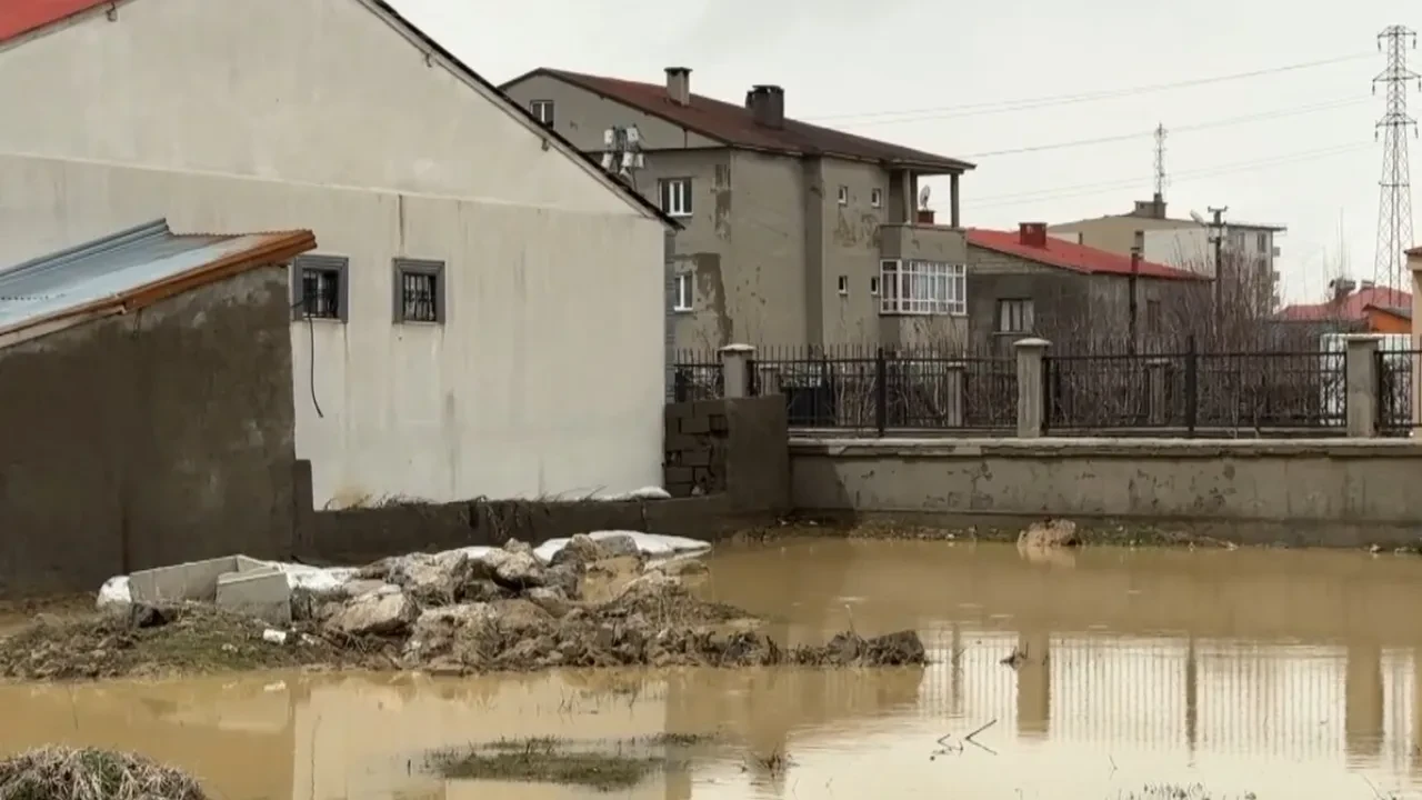 Hakkari'de sağanak hayatı felç etti! 