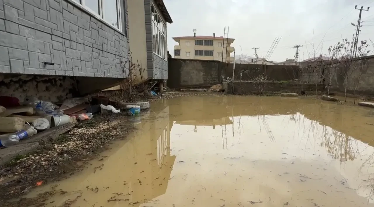 Hakkari'de sağanak hayatı felç etti! 