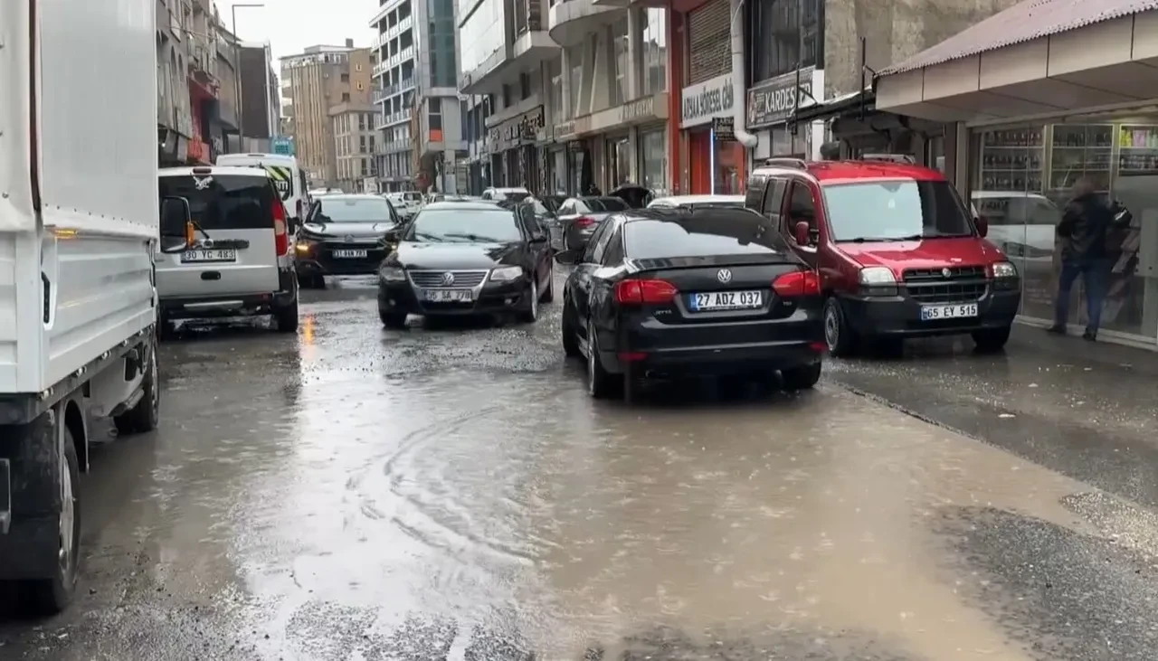 Hakkari'de sağanak hayatı felç etti! 