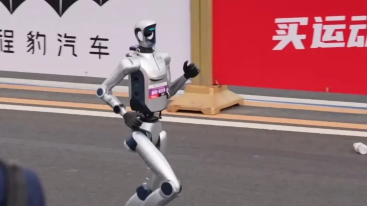 İnsanlarla aynı parkura çıkan robot kupayı kaptı