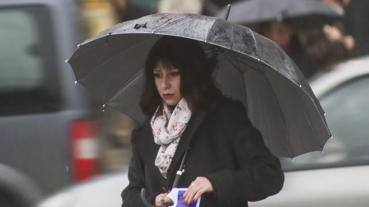 İstanbul için saat verildi! Valilik uyardı: Hem soğuyacak hem yağacak