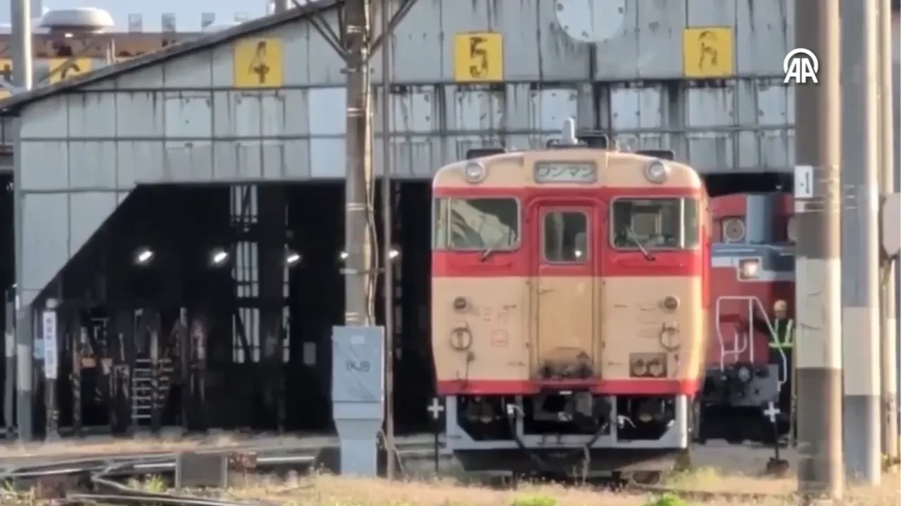 Japonya’da 7,4 büyüklüğündeki deprem anı kamerada