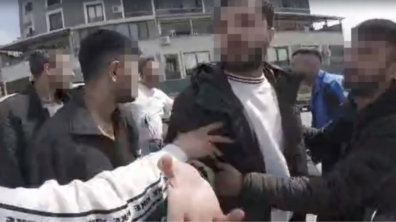 Korna çaldı diye darbettiler! İzmir’de trafik magandaları kask kamerasında