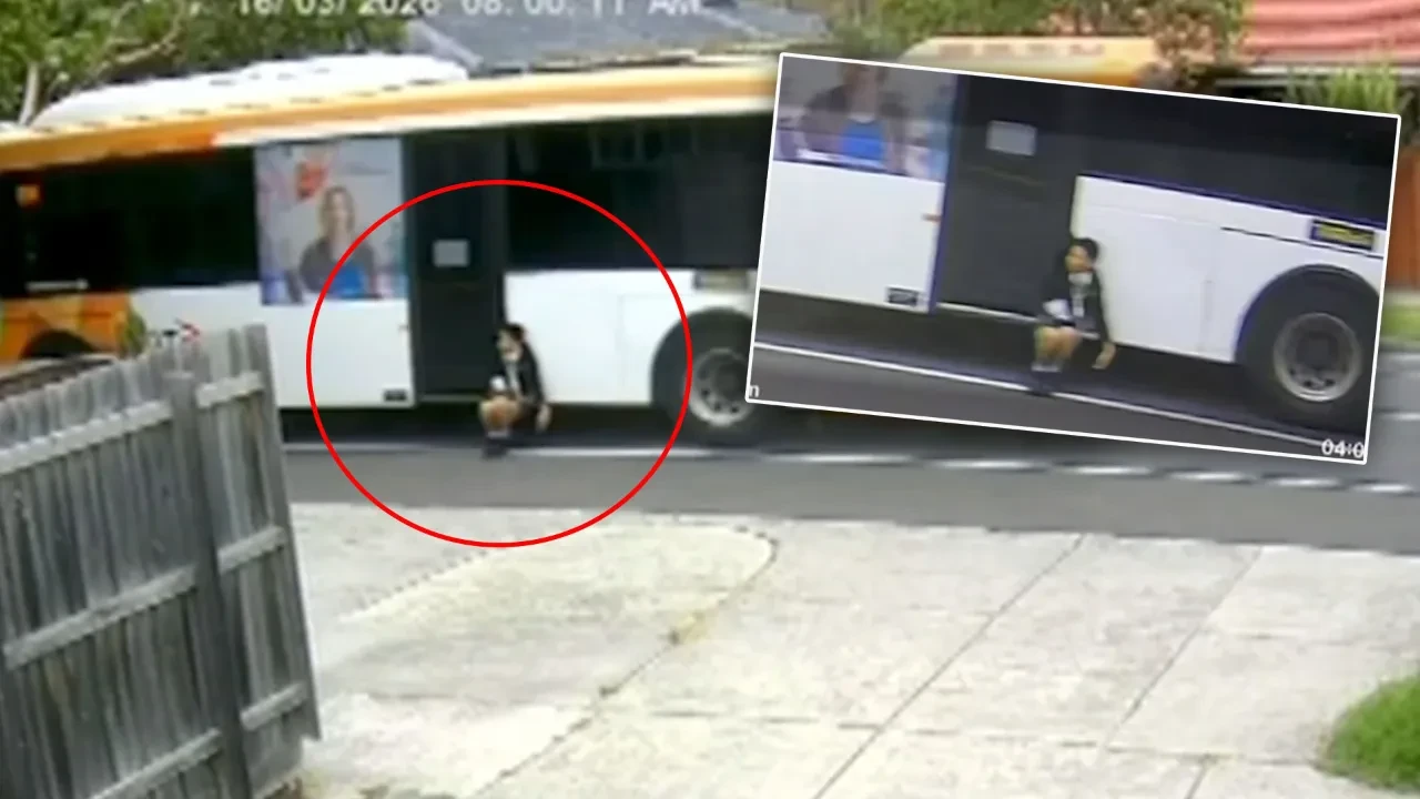 Okul servisinin kapısına sıkışan çocuk metrelerce sürüklendi