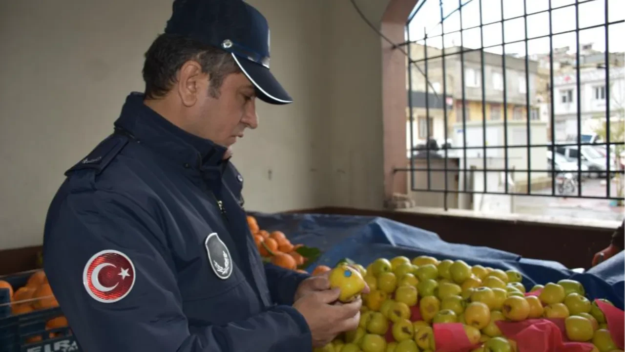 Pazarcıdan yeni hile! Çürük kısımları etiketle gizledi