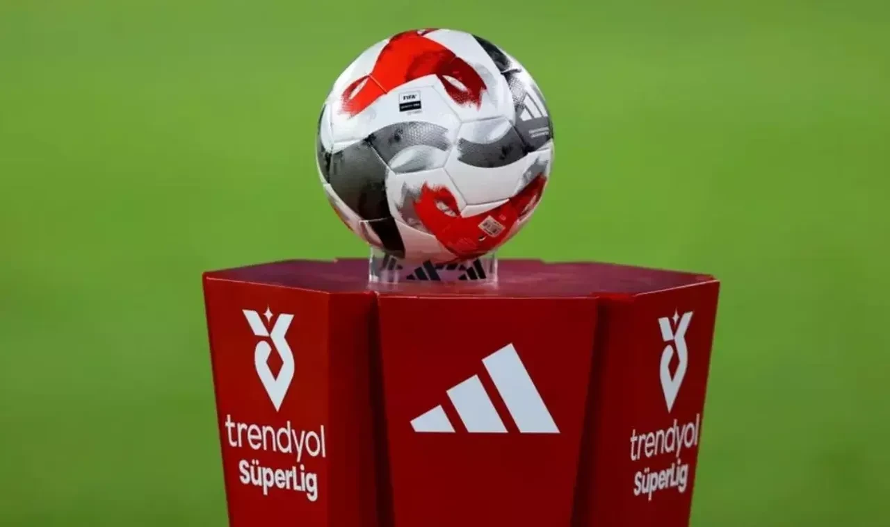 Süper Lig'de şampiyonu dev derbi belirleyecek! İşte şampiyonluk yolunun tüm senaryoları: Fenerbahçe veya Trabzonspor'un şampiyonluğu...